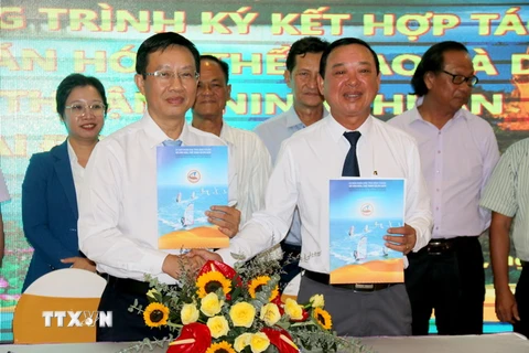 Quang cảnh lễ ký kết hợp tác phát triển Văn hóa, Thể thao và Du lịch giữa tỉnh Bình Thuận và Ninh Thuận giai đoạn 2023-2025. (Ảnh: Nguyễn Thanh/TTXVN)