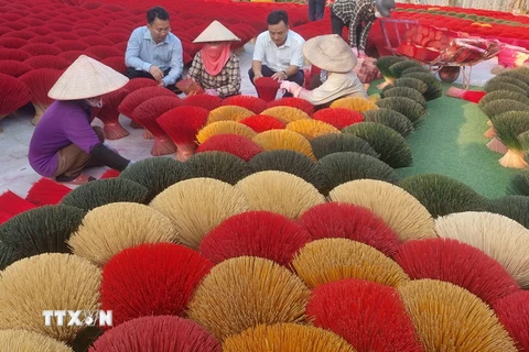 Điểm du lịch làng nghề tăm hương Quảng Phú Cầu ở huyện Ứng Hòa, thành phố Hà Nội, có sức hấp dẫn với du khách. (Ảnh: Đinh Thuận/TTXVN)