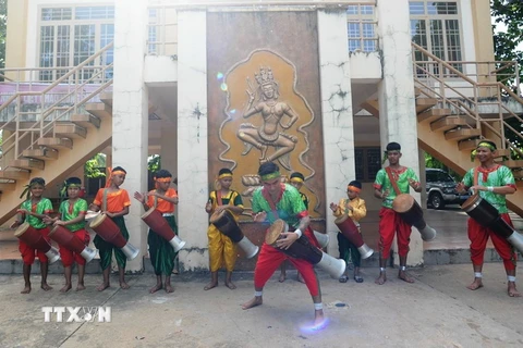 Thanh thiếu niên đồng bào Khmer là tầng lớp kế thừa điệu múa trống Chhay-dăm ở xã Trường Tây. (Ảnh: Minh Phú/TTXVN)