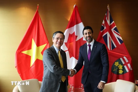 Đại sứ Việt Nam tại Canada Phạm Vinh Quang trao đổi với Quốc vụ khanh phụ Xúc tiến xuất khẩu, Thương mại quốc tế và Phát triển kinh tế Ontario Maninder Sidhu về quan hệ song phương. (Ảnh: Trung Dũng/TTXVN)