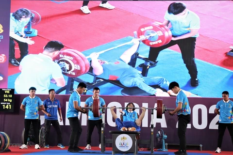 Vận động viên Nguyễn Bình An trong phần thi giành 2 Huy chương Vàng tại ASEAN Para Games 12. (Ảnh: Huỳnh Thảo/TTXVN)