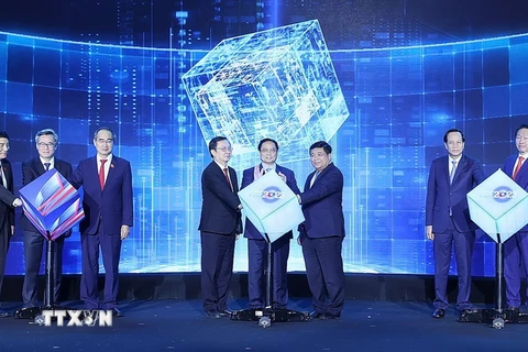 Thủ tướng Phạm Minh Chính và các đại biểu thực hiện nghi thức khánh thành Cơ sở hoạt động Mới của Trung tâm Đổi mới Sáng tạo Quốc gia (NIC) tại Khu Công nghệ Cao Hòa Lạc. (Ảnh: Dương Giang/TTXVN)
