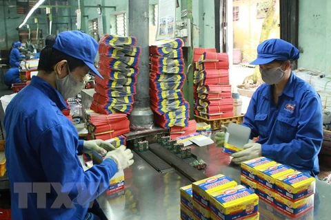 Đóng gói sản phẩm pin R20 tại Công ty Cổ phần Pin Hà Nội thuộc Tập đoàn Hóa chất Việt Nam. (Ảnh: Hoàng Hùng/TTXVN)
