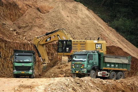 Nhà thầu khai thác một mỏ vật liệu đất đắp nền đường của Dự án Cao tốc Bắc-Nam. (Ảnh: Việt Hùng/Vietnam+)