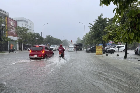 Mưa lớn gây ngập ở trung tâm thành phố Huế. (Ảnh: Mai Trang/TTXVN)