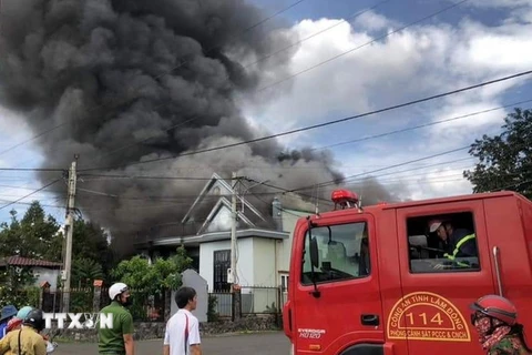 Lực lượng Cảnh sát Phòng cháy, Chữa cháy và Cứu nạn Cứu hộ đến hiện trường xảy ra hỏa hoạn. (Ảnh TTXVN phát)