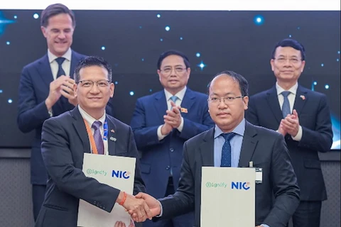 Dưới sự chứng kiến của Thủ tướng Phạm Minh Chính và Thủ tướng Hà Lan Mark Rutte, Signify và Trung tâm Đổi mới sáng tạo Quốc gia ký kết hợp tác đa hạng mục. (Nguồn: Quân đội Nhân dân)