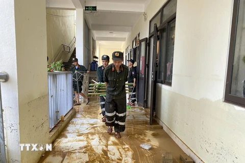 Cán bộ, chiến sỹ của thuộc Tiểu đoàn 2, Trung đoàn cảnh sát cơ động Bắc Trung Bộ hỗ trợ khắc phục thiệt hại mưa lũ tại huyện Hương Khê. (Ảnh: Hữu Quyết/TTXVN)