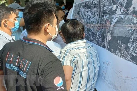 Người dân xem bản đồ Cao tốc Biên Hòa-Vũng Tàu trong buổi lấy ý kiến dân cư về Dự án Cao tốc Biên Hòa-Vũng Tàu tại Đồng Nai. (Ảnh: Công Phong/TTXVN)