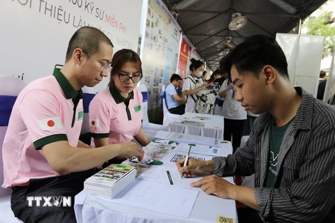 Đông đảo sinh viên, người lao động tham gia “Ngày hội tuyển dụng, việc làm năm 2023” tại Trường đại học Công nghiệp Thành phố Hồ Chí Minh. (Ảnh: Thanh Vũ/TTXVN)