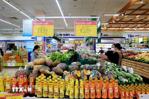 Quầy bán thực phẩm tổng hợp tại siêu thị Co.op Mart. (Ảnh: Hồng Đạt/TTXVN)