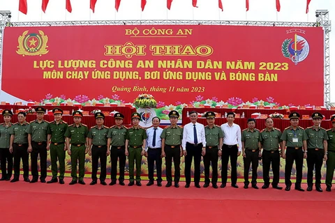 Thứ trưởng Trần Quốc Tỏ và các vị lãnh đạo tỉnh Quảng Bình chụp ảnh lưu niệm với đại diện các đoàn vận động viên tham dự Hội thao Công an Nhân dân năm 2023. (Nguồn: Báo Công an Nhân dân)