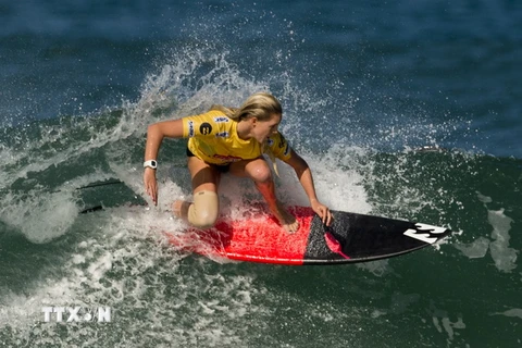 Vận động viên lướt sóng người Australia Laura Enever. (Ảnh: AFP/TTXVN)