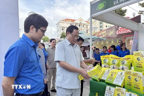 Phó Chủ tịch Quốc hội Trần Quang Phương thăm một gian hàng sản phẩm OCOP của thanh niên. (Ảnh: Trung Hiếu/TTXVN)