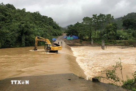 Nước sông dâng cao tại cầu tràn thôn Trăng tà Puồng, xã Hướng Lập, huyện Hướng Hóa, tỉnh Quảng Trị. (Ảnh: TTXVN phát)