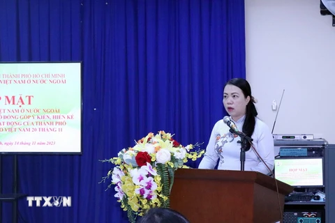Bà Vũ Thị Huỳnh Mai, Chủ nhiệm Ủy ban về Người Việt Nam ở nước ngoài Thành phố Hồ Chí Minh, phát biểu tại buổi họp mặt. (Ảnh: Xuân Khu/TTXVN)