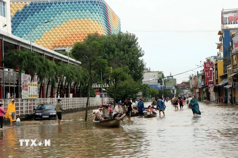 Nhiều tuyến đường ở thành phố Huế vẫn bị ngập trong nước. (Ảnh: Đỗ Trưởng/TTXVN)