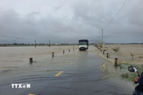 Một số đoạn đường ở Bình Định bị ngập nước. (Ảnh: Sỹ Thắng/TTXVN)