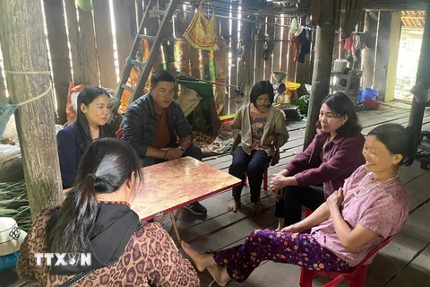 Cán bộ,giáo viên nhà trường đến động viên gia đình một học sinh có hoàn cảnh khó khăn ở xã Mã Ba, huyện Hà Quảng. (Ảnh: Chiến Thắng/TTXVN phát)