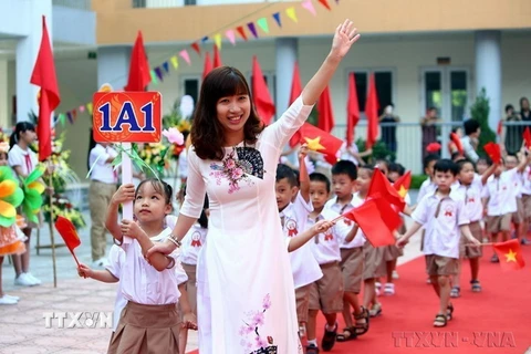 Cô giáo và học sinh Trường Tiểu học Gia Quất, quận Long Biên, Hà Nội. (Ảnh: Danh Lam/TTXVN)