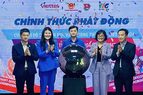 Bí thư Trung ương Đoàn, Chủ tịch Hội Sinh viên Việt Nam Nguyễn Minh Triết (ở giữa) và đại diện các bộ, ngành, đơn vị liên quan thực hiện nghi thức phát động các Cuộc thi. (Nguồn: báo Nhân dân)