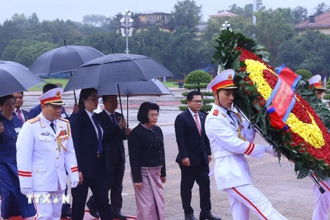 Chủ tịch Quốc hội Vương quốc Campuchia Samdech Khuon Sudary đặt vòng hoa và vào Lăng viếng Chủ tịch Hồ Chí Minh. (Ảnh: Văn Điệp/TTXVN)