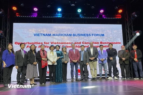 Các doanh nghiệp hai bên chụp ảnh lưu niệm sau Diễn đàn doanh nghiệp Việt Nam-Canada tại Markham. (Ảnh: Hà Linh/Vietnam+)