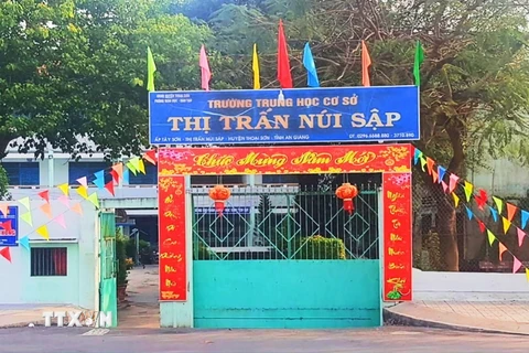 Trường THCS thị trấn Núi Sập - nơi xảy ra sự việc. (Ảnh: Công Mạo/TTXVN)