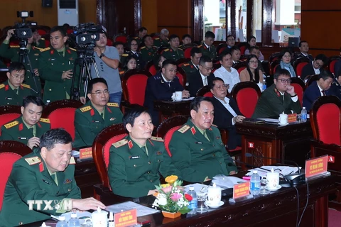 Thượng tướng Võ Minh Lương, Thứ trưởng Bộ Quốc phòng, Trưởng Cơ quan đầu mối Quốc gia về phòng, chống phổ biến vũ khí hủy diệt hàng loạt và các đại biểu tại Hội nghị. (Ảnh: Trọng Đức/TTXVN)
