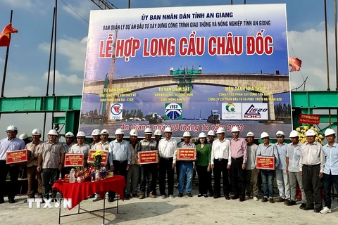 Lãnh đạo tỉnh An Giang tặng quà cho công nhân thi công Cầu Châu Đốc tại lễ hợp long. (Ảnh: Thanh Sang/TTXVN)