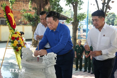 Trưởng Ban Tuyên giáo Trung ương Nguyễn Trọng Nghĩa thắp hương tưởng niệm tại Nhà bia tưởng niệm Liệt sỹ Sư đoàn 9, Quân đoàn 4. (Ảnh: Giang Phương/TTXVN)