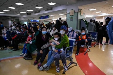 Trẻ em và cha mẹ ngồi chờ tại khu ngoại trú của Bệnh viện Nhi ở Bắc Kinh ngày 23/11 vừa qua. (Nguồn: AFP)