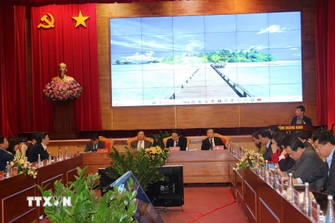 Hội thảo thu hút hàng trăm tham luận đến từ các đại biểu, chuyên gia, phân tích những thách thức mà tỉnh Quảng Ninh sẽ phải vượt qua. (Ảnh: Thanh Vân/TTXVN)