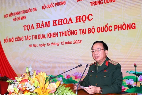  Thượng tướng Trịnh Văn Quyết, Ủy viên Trung ương Đảng, Phó Chủ nhiệm Tổng cục Chính trị QĐND Việt Nam phát biểu tại tọa đàm. (Ảnh: Trọng Đức/TTXVN)