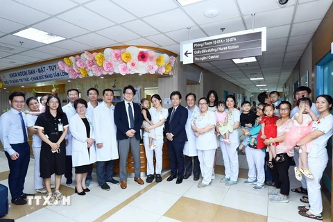 Các bệnh nhi được ghép gan trong 2 năm qua cùng đội ngũ y bác sĩ Bệnh viện Đại học Y dược Thành phố Hồ Chí Minh và các chuyên gia Nhật Bản. (Ảnh: TTXVN phát)