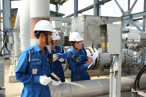 Các kỹ sư vận hành của Công ty Cổ phần Lọc hóa dầu Bình Sơn. (Ảnh: PV/Vietnam+)