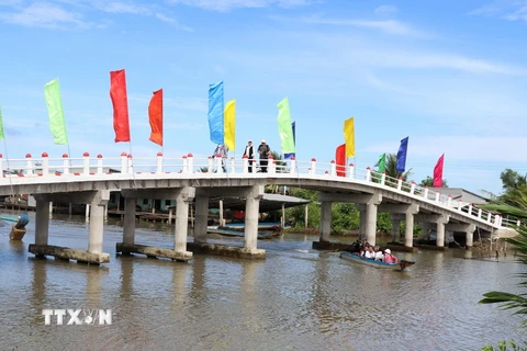 Cầu giao thông nông thôn vừa được đưa vào sử dụng tại xã Thuận Hòa, huyện An Minh, tỉnh Kiên Giang, phục vụ nhu cầu đi lại của người dân. (Ảnh: Lê Huy Hải/TTXVN)