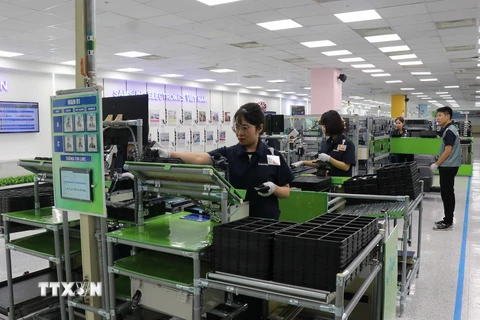 Công nhân Công ty TNHH Samsung Electronics Việt Nam, Khu công nghiệp Yên Phong, tỉnh Bắc Ninh trong ca làm việc. (Ảnh: Thanh Thương/TTXVN)