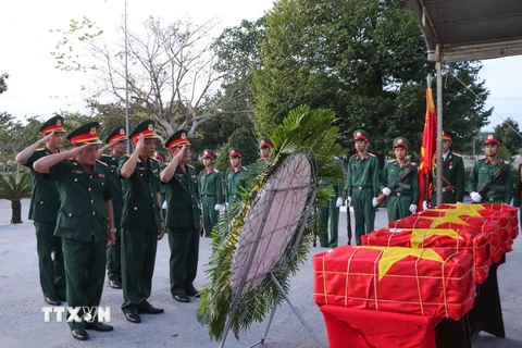 Đoàn Quân khu 9 dâng hoa lên các liệt sỹ. (Ảnh: Hồng Thái/TTXVN)