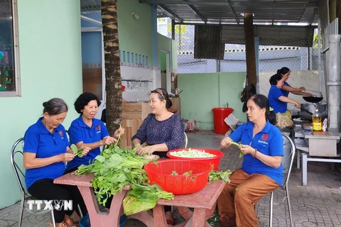 Các nhóm thiện nguyện tham gia nấu ăn tại Bếp ăn 5.000 đồng của Nhà thờ phường 4, thành phố Vĩnh Long, tỉnh Vĩnh Long. (Ảnh: Lê Thúy Hằng/TTXVN)