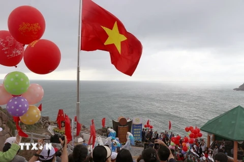 Lễ chào cờ đầu năm mới tại danh thắng Quốc gia Mũi Điện, nơi đón ánh bình minh đầu tiên trên đất liền của Việt Nam. (Ảnh: Xuân Triệu/TTXVN)