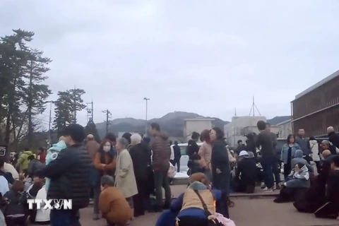 Người dân sơ tán sau động đất tại Wajima, tỉnh Ishikawa, Nhật Bản ngày 1/1/2024. (Ảnh: Kyodo/TTXVN)