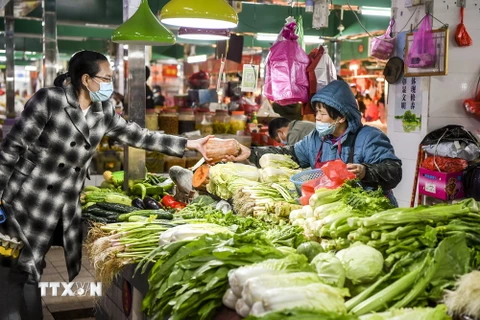 Người tiêu dùng mua hàng tại một chợ ở Quảng Tây, Trung Quốc. (Ảnh: THX/TTXVN)