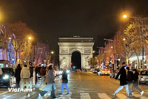 Đại lộ Champs Elysée được trang hoàng lộng lẫy để đón Năm Mới. (Ảnh: Thu Hà/Vietnam+)