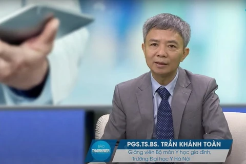 Phó Giáo sư-Tiến sỹ-bác sỹ Trần Khánh Toàn, giảng viên cao cấp Bộ môn Y học gia đình của Trường Đại học Y Hà Nội. 
