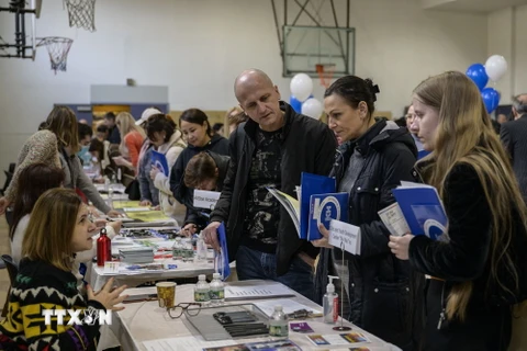 Người dân tham gia hội chợ việc làm tại New York, Mỹ. (Ảnh: AFP/TTXVN)