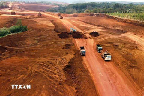 Khai thác quặng bauxite phục vụ chế biến alumin tại Công ty Nhôm Đắk Nông. (Ảnh: Hưng Thịnh/TTXVN)