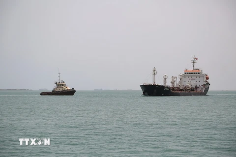 Tàu thuyền di chuyển tại cảng Saleef, ngoài khơi tỉnh Hodeida, Yemen, phía Tây Biển Đỏ. (Ảnh: AFP/TTXVN)