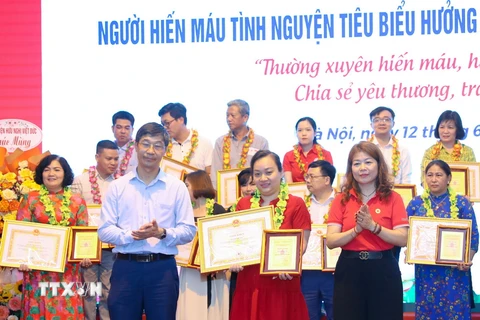 Các cá nhân hiến máu tình nguyện nhiều lần tiêu biểu được tôn vinh. (Ảnh: Thanh Tùng/TTXVN)