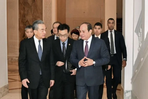 Tổng thống Ai Cập Abdel Fattah El-Sisi tiếp Ngoại trưởng Trung Quốc Vương Nghị tại Cairo. (Nguồn: arabnews)